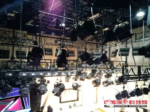 浅谈中小演播室多栏目固定场景的灯光设计